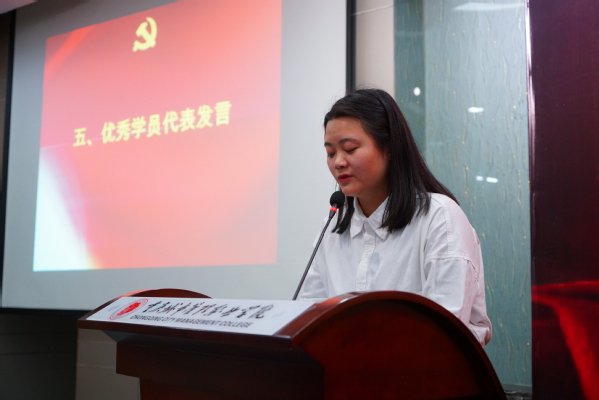 培训班班主任江茂森从专题教学